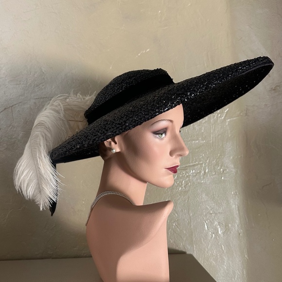 SPLENDID 1950s\' BLACK STRAW CARWHEET HAT + WHITE FABRIC ROSE & OSTRICH FEATHER